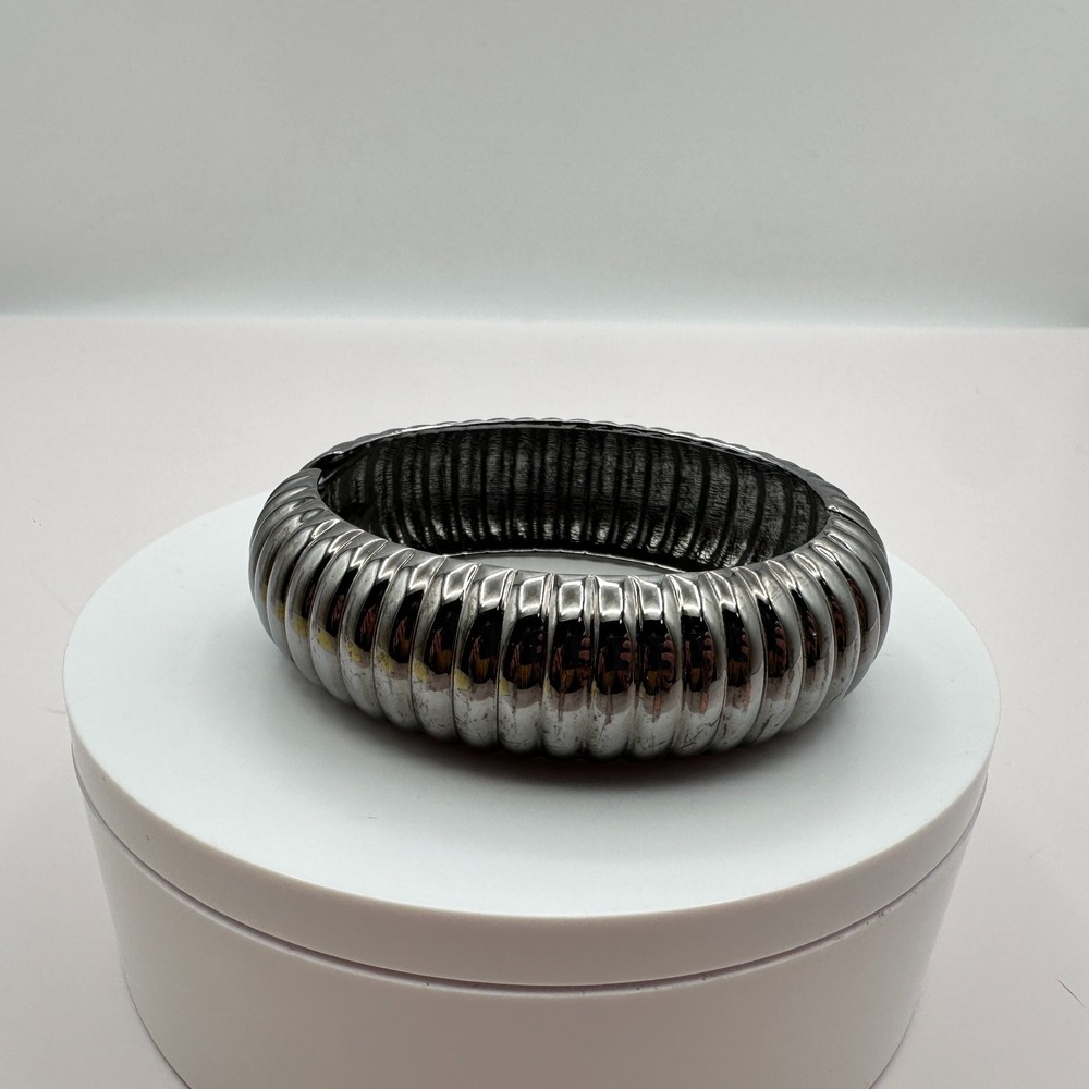 Vintage 90s Silver Tone Ribbed Chunky Bangle Bracelet Hinged Fashion Jewelry